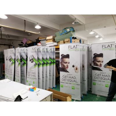 專業(yè)定制，品質(zhì)呈現(xiàn) 深圳戶外噴繪寫真廣告與PVC易拉寶展架海報(bào)制作指南